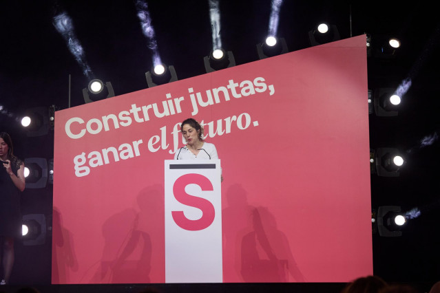 Archivo - La nueva coordinadora general de Sumar, Lara Hernández, interviene durante la clausura de la Asamblea Estatal de Sumar, en el Teatro Alcázar, a 30 de marzo de 2025, en Madrid (España).