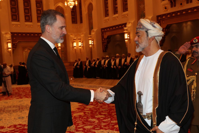 Archivo - El Rey Felipe VI saluda a su Majestad Haitham bin Tariq, sultán de Omán, para presentarle condolencias por el fallecimiento de su Majestad Qabus bin Said al Said, en Omán (Oriente Medio), a 14 de enero de 2020.