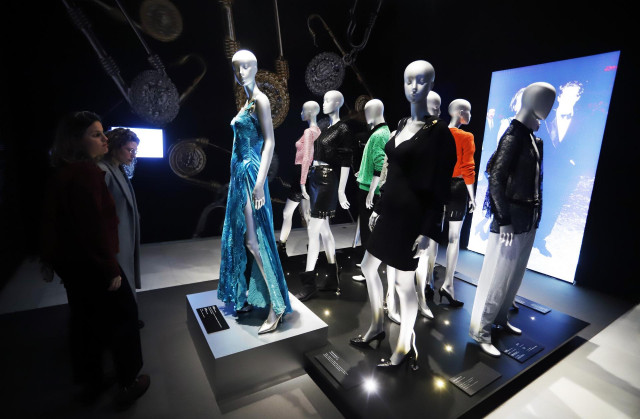 Archivo - Imágenes de la muestra Gianni Versace Retrospective. A 6 de febrero de 2025 en Málaga, Andalucía (España). El director de Actividades Culturales de la Fundación Unicaja, José María Luna, y el comisario de la exposición, Karl von der Ahé, present