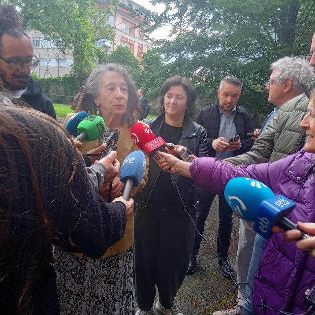 Garmendia atiende a los medios de comunicación antes de participar en una jornada informativa sobre el nuevo reglamento de extranjería