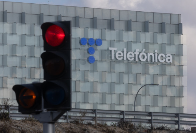 Archivo - Fachada de la sede de Telefónica, en Madrid (España)