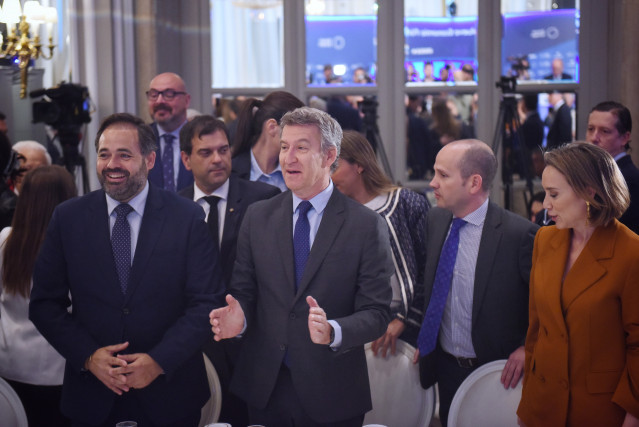 El presidente del PP, Alberto Núñez Feijóo, presenta al presidente del PP de Castilla-la Mancha, Paco Núñez en el desayuno de Nueva Economía Fórum, en el Hotel Ritz, a 20 de mayo de 2025, en Madrid (España).
