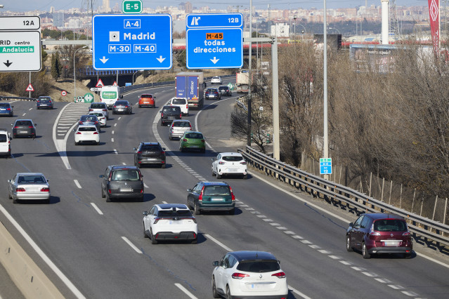 Archivo - Coches en una carretera