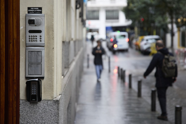 Archivo - Telefonillo de un bloque de viviendas, a 29 de octubre de 2024, en Madrid (España).