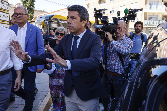 El presidente de la Generalitat Valenciana, Carlos Mazón, sale de un Metrobús CV103