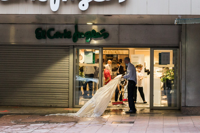 Archivo - Varios trabajadores de El Corte Inglés de la calle Goya