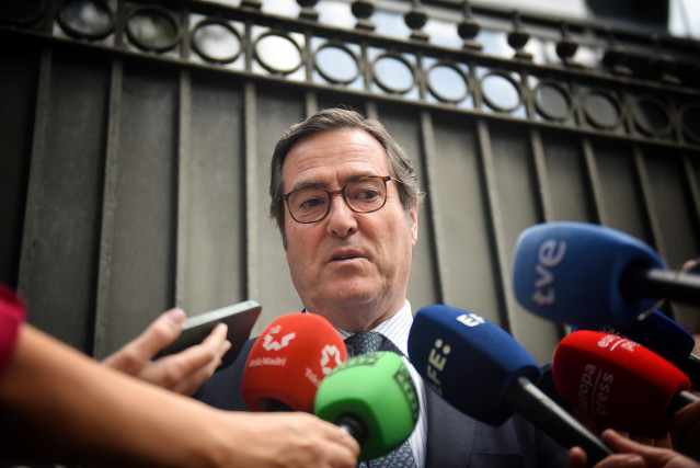 El presidente de la CEOE, Antonio Garamendi, ofrece declaraciones sobe la Asamblea General Electoral de CEPYME, a 20 de mayo de 2025, en Madrid (España). El actual presidente de Cepyme, Gerardo Cuerva, y la presidenta de CEOE-Cepyme Valladolid, Ángela de