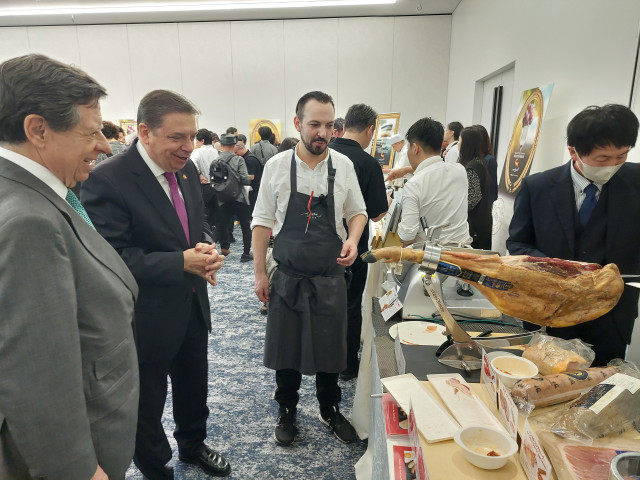 El ministro de Agricultura, Pesca y Alimentación, Luis Planas, promocionando los alimentos españoles en Japón