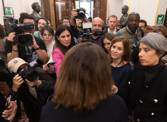Archivo - Profesionales de los medios de comunicación trabajando en los pasillos del Congreso.
