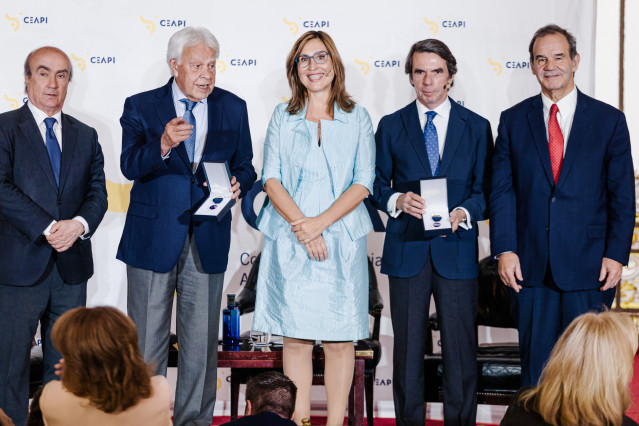 Los expresidentes del Gobierno José María Aznar (2d) y Felipe González (2i) durante la entrega de la medalla de honor del Consejo Empresarial Alianza Por Iberoamérica (CEAPI) para los expresidentes José María Aznar y Felipe González, en el Real Casino de