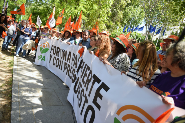 Varias personas con una pancarta durante una concentración de agricultores convocada por la Unión de Pequeños Agricultores y Ganaderos (UPA), frente a la sede de la Unión Europea en Madrid,