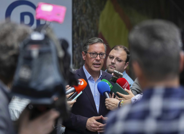 El presidente de la Comisión Organizadora del congreso del PP, Alfonso Serrano, atiende a los medios de comunicación.