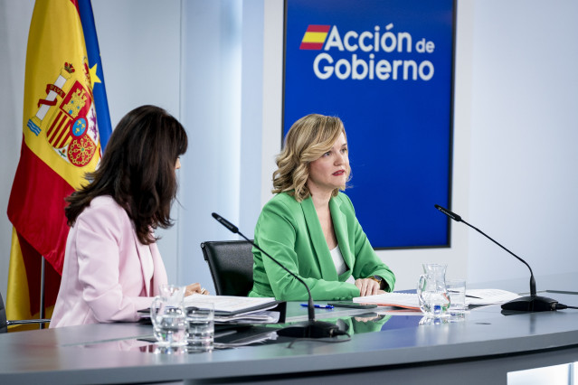 La ministra de Igualdad, Ana Redondo (i), y la ministra de Educación, FP y Deportes y portavoz del Gobierno, Pilar Alegría (d), durante una rueda de prensa tras la reunión del Consejo de Ministros, a 20 de mayo de 2025, en Madrid (España).
