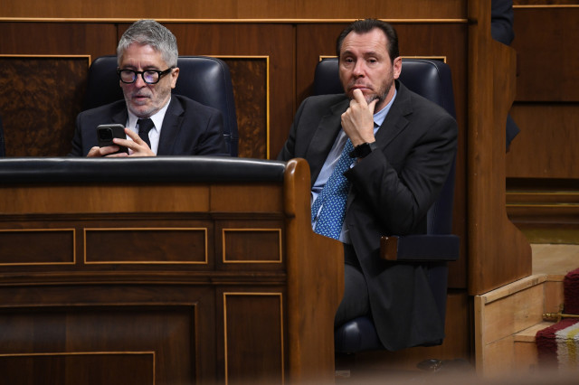 El ministro de Interior, Fernando Grande-Marlaska (i) y el ministro de Transportes y Movilidad Sostenible, Óscar Puente, durante una sesión plenaria, en el Congreso de los Diputados, a 7 de mayo de 2025, en Madrid (España)