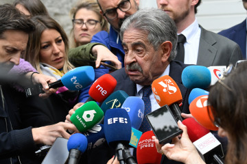 El secretario general del PRC y expresidente de Cantabria, Miguel Ángel Revilla, atiende a los medios antes del acto de conciliación con el Rey emérito Juan Carlos I, en Santander, Cantabria (Espa