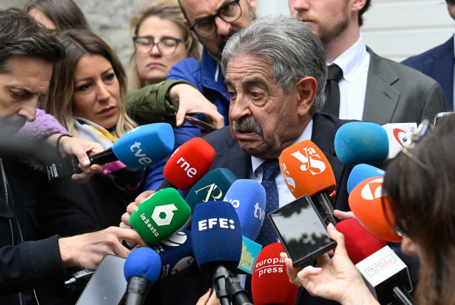 El secretario general del PRC y expresidente de Cantabria, Miguel Ángel Revilla, atiende a los medios antes del acto de conciliación con el Rey emérito Juan Carlos I, en Santander, Cantabria (España).