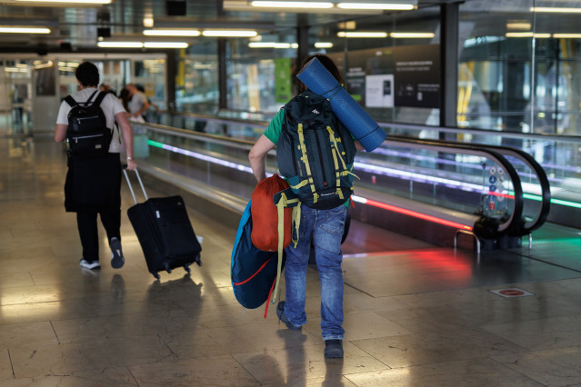 Archivo - Varias personas con equipaje en la terminal T4 del Aeropuerto Adolfo Suárez Madrid-Barajas, a 12 de julio de 2024, en Madrid (España).