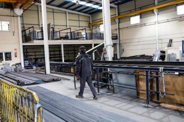Archivo - Un hombre trabaja en una empresa industrial de hierros