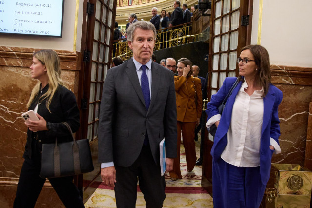 El presidente del PP, Alberto Núñez Feijóo, a su salida de una sesión plenaria, en el Congreso de los Diputados, a 20 de mayo de 2025, en Madrid (España).