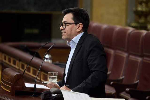 El portavoz de los Comuns y secretario primero de la Mesa del Congreso, Gerardo Pisarello, durante una sesión plenaria, en el Congreso de los Diputados, a 20 de mayo de 2025, en Madrid (España).