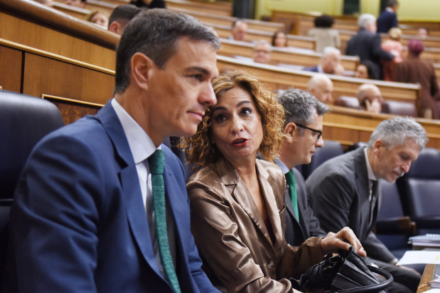 El presidente del Gobierno, Pedro Sánchez, la vicepresidenta primera y ministra de Hacienda, María Jesús Montero, en el banco azul del Congreso.