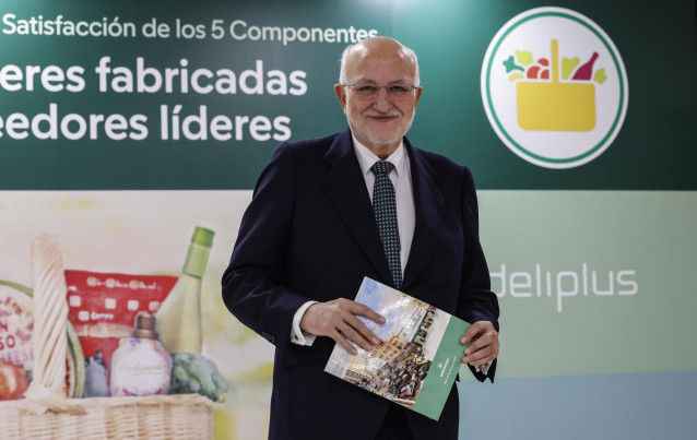Archivo - El presidente de Mercadona, Juan Roig, posa tras una rueda de prensa para informar sobre los datos económicos de Mercadona en 2024 y sus previsiones para 2025, en Jarrods, a 11 de marzo de 2025, en Paterna, Valencia, Comunidad Valenciana (España