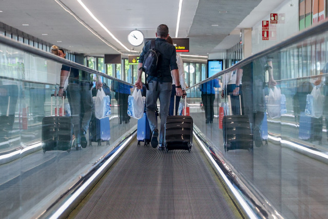 Archivo - Un hombre con una maleta en el aeropuerto Adolfo Suárez-Madrid Barajas.