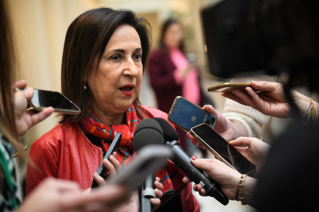 Archivo - La ministra de Defensa, Margarita Robles, atiende a los medios de comunicación.