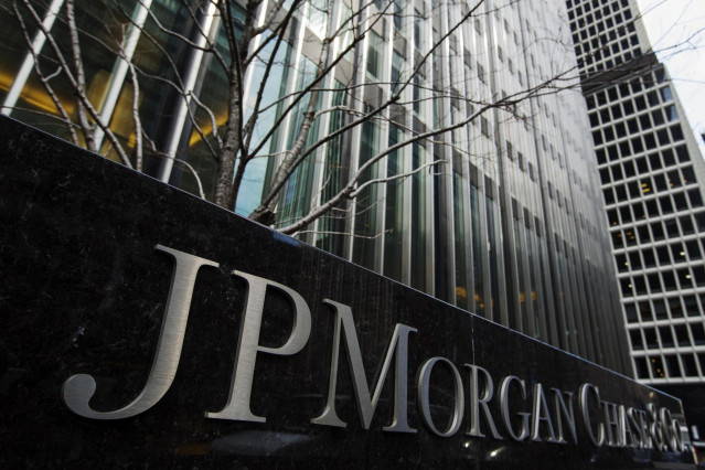 Archivo - Logo de JP Morgan. en su sede en Nueva York (Estados Unidos).