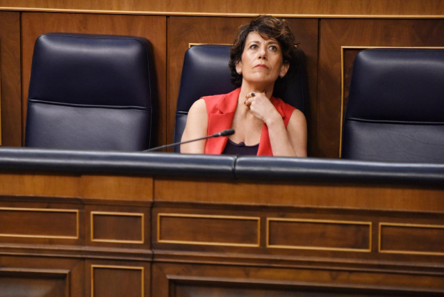 La ministra de Inclusión, Elma Siaz, durante una sesión de control al Gobierno, en el Congreso de los Diputados, a 21 de mayo de 2025, en Madrid