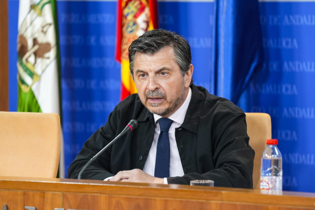 El portavoz del Grupo Parlamentario Popular, Toni Martín, durante la ronda de ruedas de prensa de portavoces de los grupos parlamentarios en el Parlamento de Andalucía, a 21 de mayo de 2025 en Sevilla (Andalucía, España). Los portavoces de los grupos parl