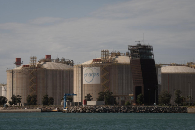Archivo - Vista exterior de la planta regasificadora de Enagás en el Puerto de Barcelona, a 6 de octubre de 2022, en Barcelona, Cataluña, (España)