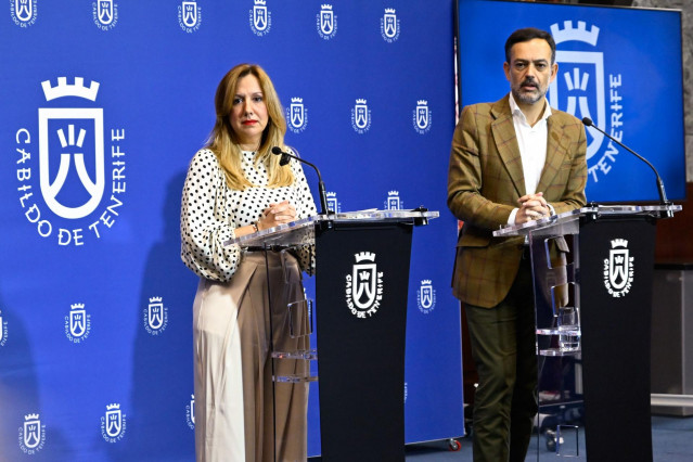 La presidenta del Cabildo de Tenerife, Rosa Dávila, y el vicepresidente, Lope Afonso, en rueda de prensa por acuerdos de consejo de gobierno