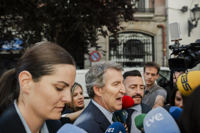 El presidente del PP, Alberto Núñez Feijóo, llega al Foro Grupo Libertad y Democracia, en el Ateneo de Madrid, a 21 de mayo de 2025, en Madrid (España).