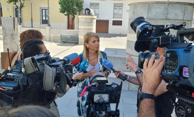La potavoz del Grupo Parlamentario Socialista en la Asamblea de Extremadura, Piedad Álvarez, atiende a los medios de comunicaicón