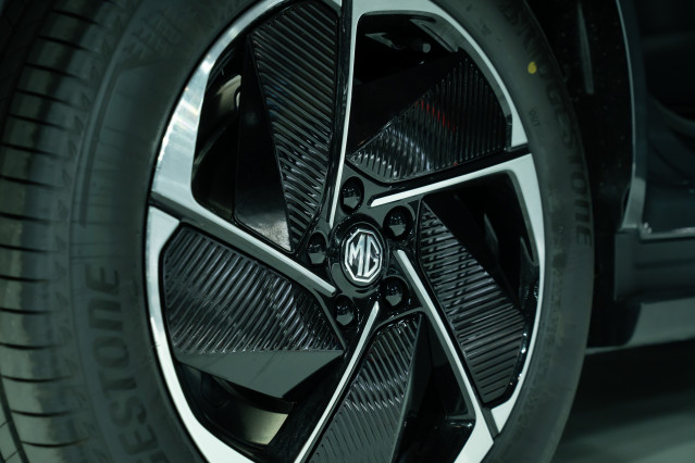 Un neumático del nuevo modelo MG S5 durante su presentación en el Automobile, a 9 de mayo de 2025, en Barcelona, Cataluña (España).