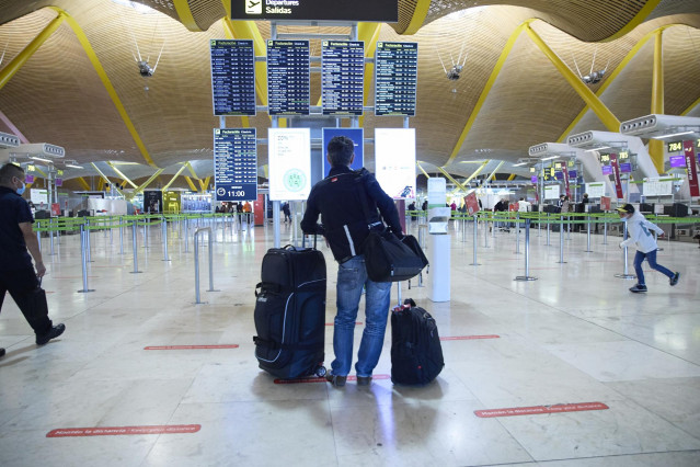 Archivo - Una persona con maletas en el aeropuerto Adolfo Suárez, Madrid-Barajas.