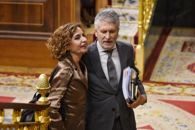 La vicepresidenta primera y ministra de Hacienda, María Jesús Montero,  y el ministro de Interior, Fernando Grande-Marlaska, durante una sesión de control al Gobierno