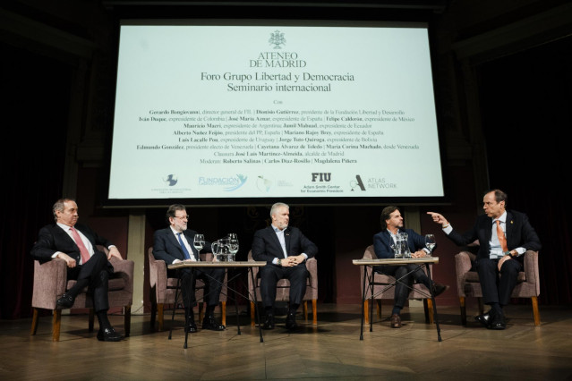 El expresidente del Gobierno Mariano Rajoy participa en una mesa redonda en el Foro Grupo Libertad y Democracia, en el Ateneo de Madrid, a 21 de mayo de 2025, en Madrid (España).