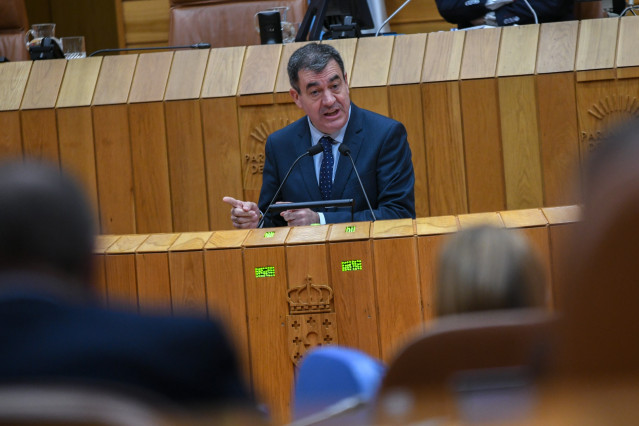El conselleiro de Educación, Ciencia, Universidades e FP, Román Rodríguez, en el Parlamento gallego.