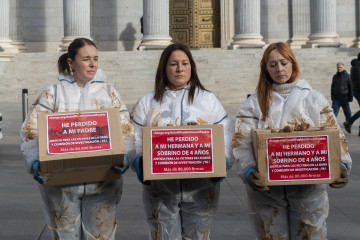 Archivo - (I-D) Las afectadas por la DANA, Meri González, Maite Pagán y Yolanda Garrido, antes de la entrega en el Congreso de más de 65.000 firmas pidiendo justicia para las víctimas de la DANA y