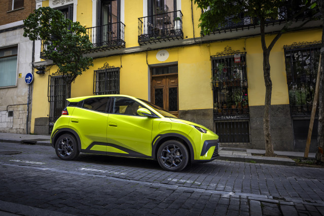 BYD lanza el compacto 100% eléctrico Dolphin Surf con autonomía de hasta 507 km y desde 19.990 euros.