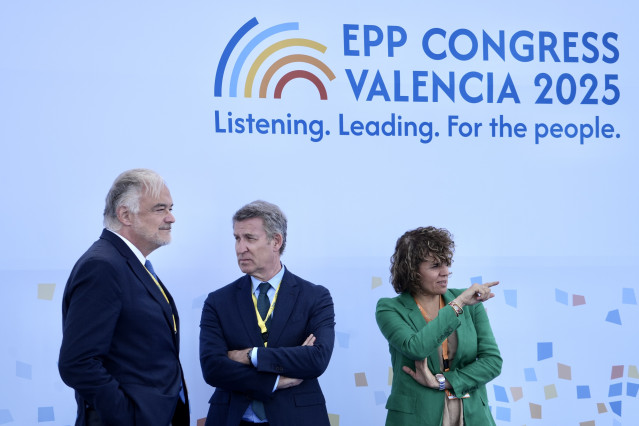 (I-D) El vicepresidente del Parlamento Europeo y vicesecretario de Institucional, Esteban González Pons; el presidente del Partido Popular, Alberto Núñez Feijóo, la jefa de la delegación española en el Grupo PPE, Dolors Montserrat, durante el Congreso del