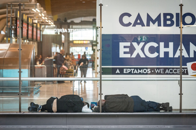 Dos personas duermen en la T4 del Aeropuerto Adolfo Suárez-Madrid Barajas