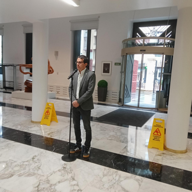 Otxandiano atiende a los periodistas a su llegada al Parlamento