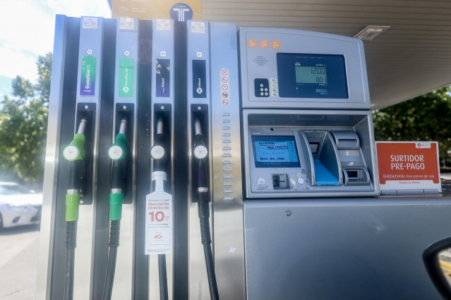 Archivo - Varios surtidores en una gasoliera,