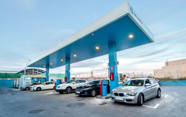 Los precios de las gasolineras de Ballenoil en Madrid son hasta 30 céntimos más bajos que las estaciones tradicionales, según los datos del Geoportal de Precios de Carburantes del Ministerio para la Transición Ecológica y Reto Demográfico.