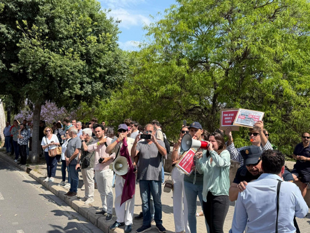 Imagen de la protesta contra Sánchez a su llegada a València a la reunión con víctimas de la dana