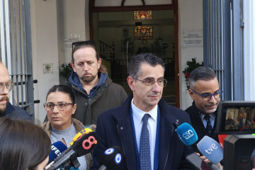 Archivo - El alcalde de Barbate, Miguel Molina, atiende a los medios tras el minuto de silencio por los dos guardias civiles fallecidos hace un año