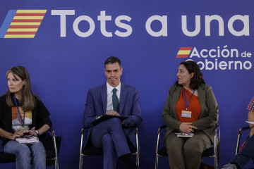 El presidente del Gobierno, Pedro Sánchez, durante una reunión con representantes de la Asociación de Damnificados por la DANA de L'Horta Sud, la Asociación de Víctimas Mortales DANA 29-O y la As